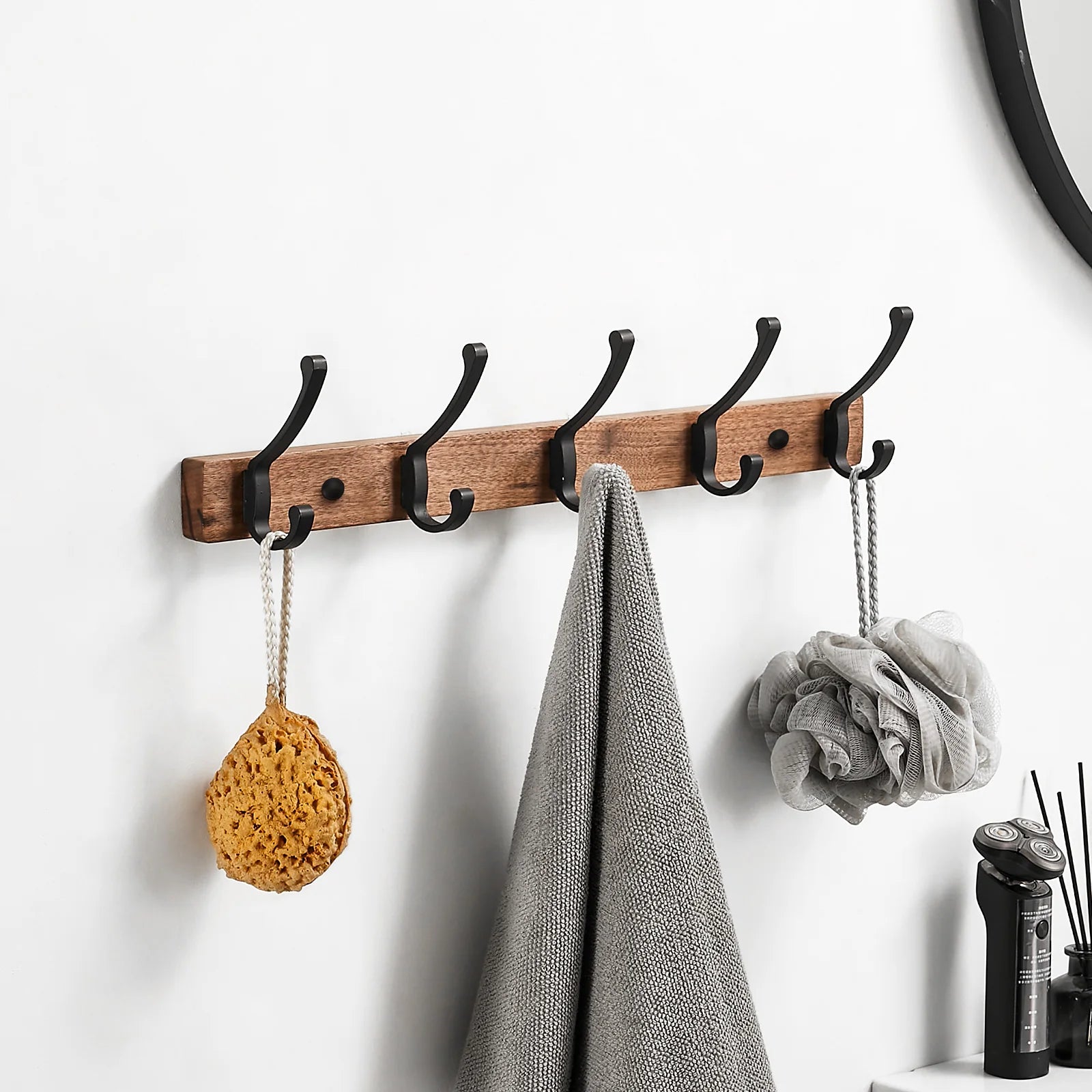 Porte manteau mural noir en bois avec 5 crochets vu de face