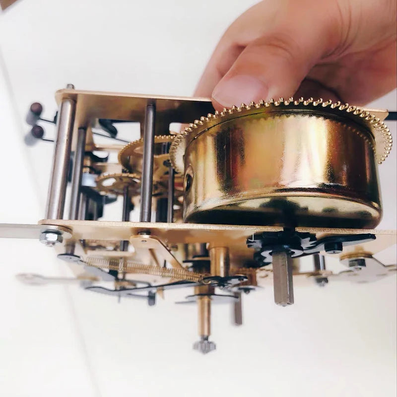 Détail du mouvement horloge 31 jours cuivre