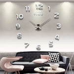 Horloge murale géante dans une chambre à coucher avec décoration contemporaine
