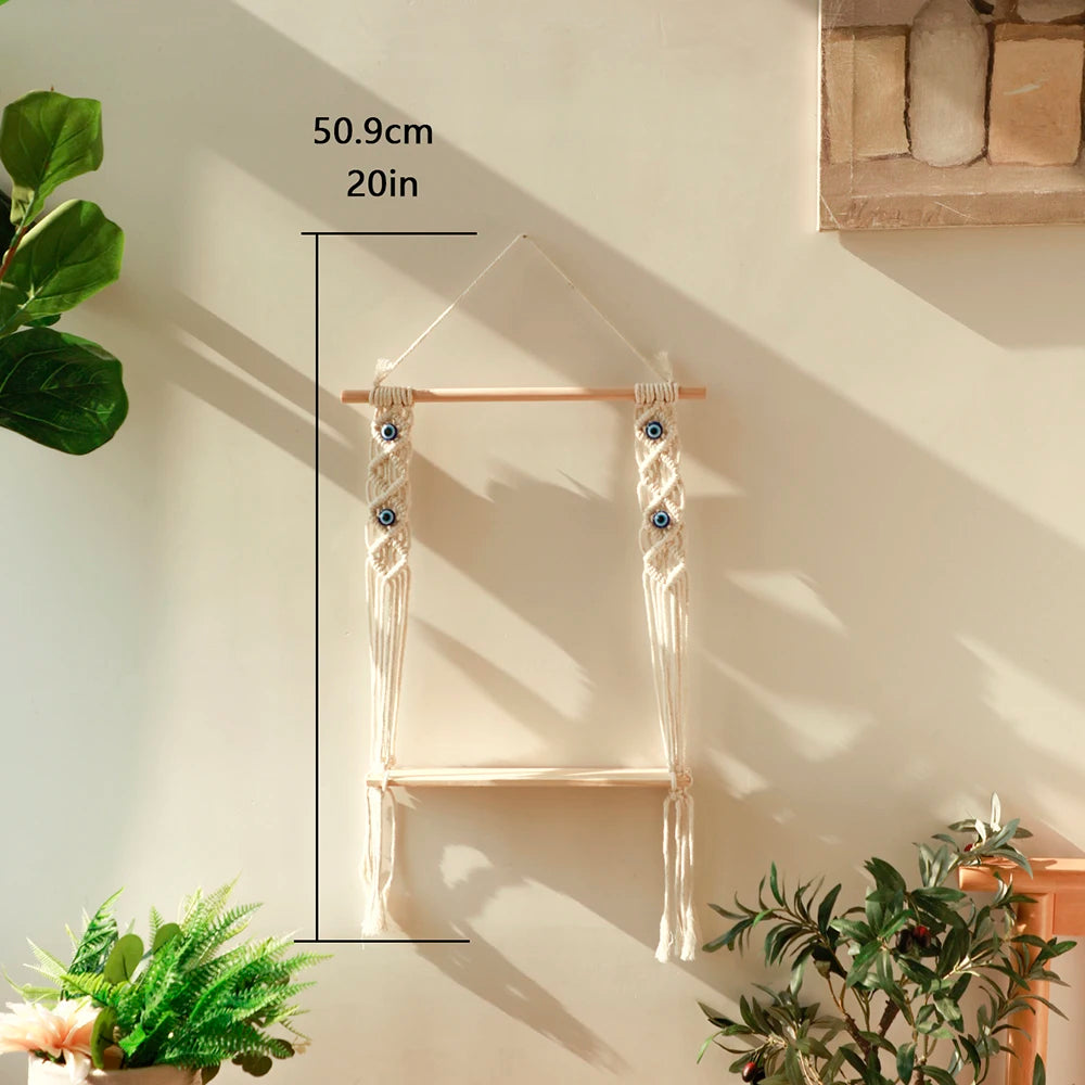 Étagère murale en macramé dans un intérieur moderne avec décoration végétale
