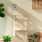 Étagère murale en macramé dans un intérieur moderne avec décoration végétale