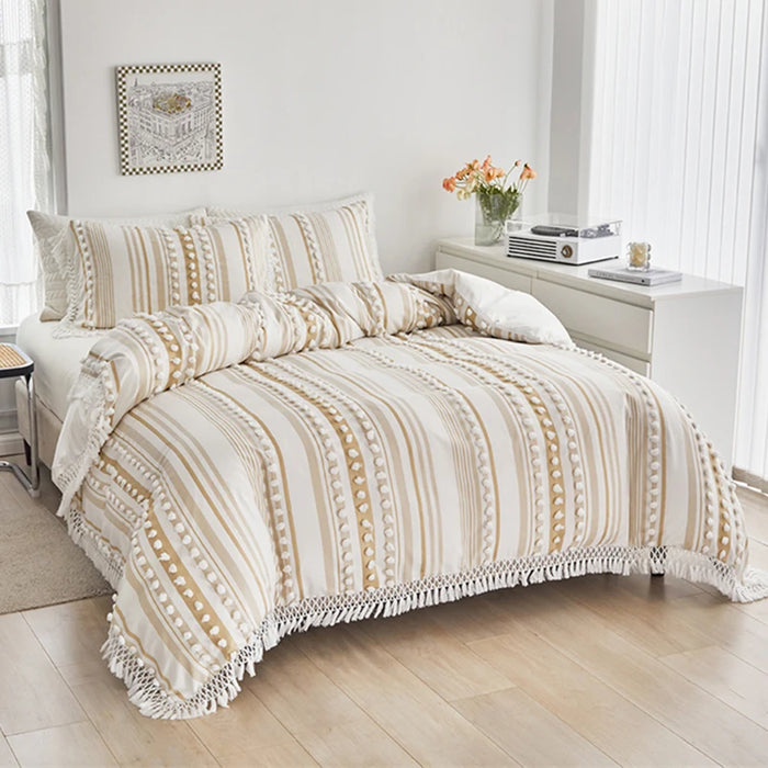 Housse de couette bohème multicolore avec glands et pompons sur lit