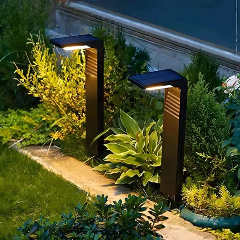 Lampe solaire LED bleue éclairant une allée de jardin