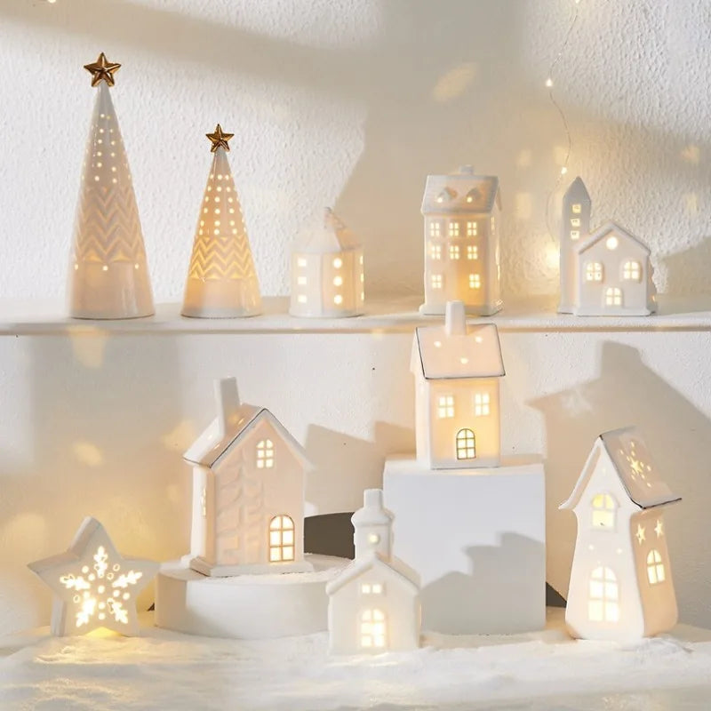 Ornement de Noël maison lumineuse céramique sur bureau
