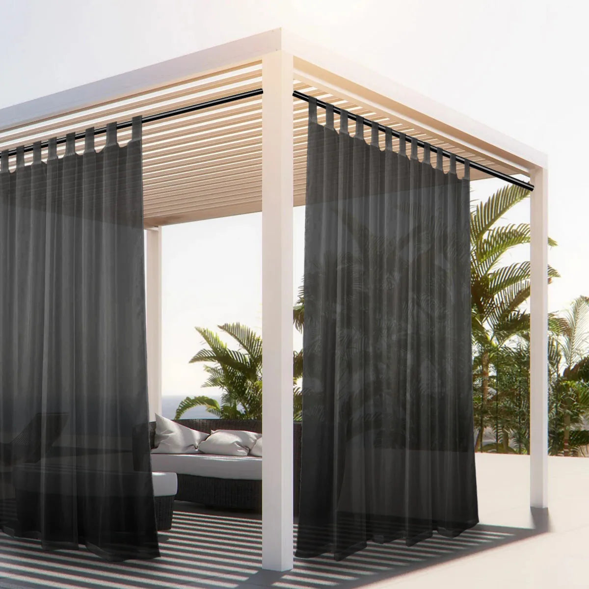 Rideau terrasse transparent blanc installé sur une pergola