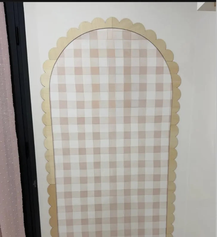 Arche bois festonnée sur mur blanc