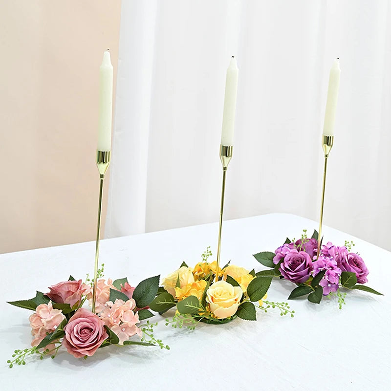 Couronne bougie artificielle sur table avec décorations festives