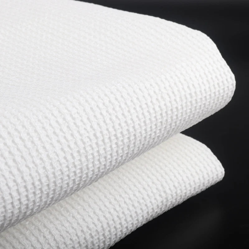 Détail de la texture et du tissage de la voile d'ombrage blanche