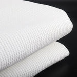Détail de la texture et du tissage de la voile d'ombrage blanche