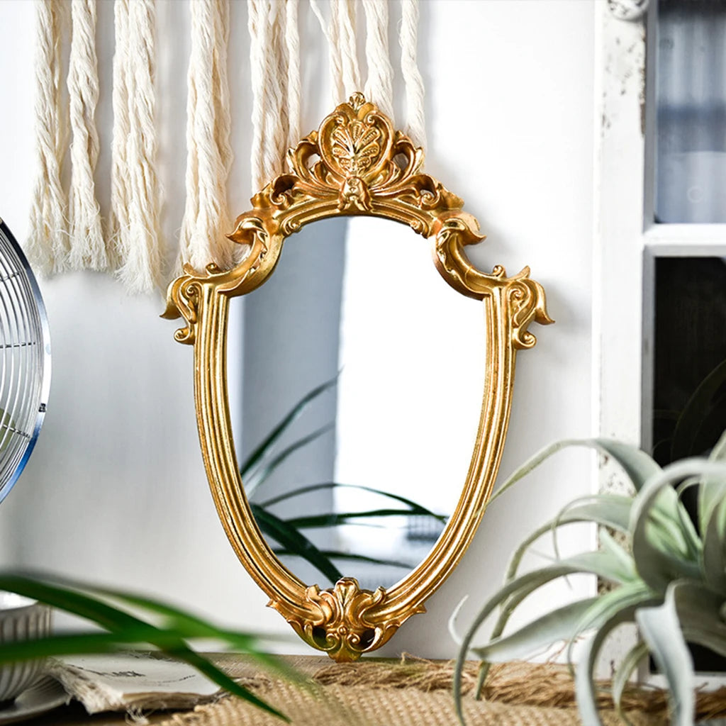 Cadre doré détaillé du miroir vintage