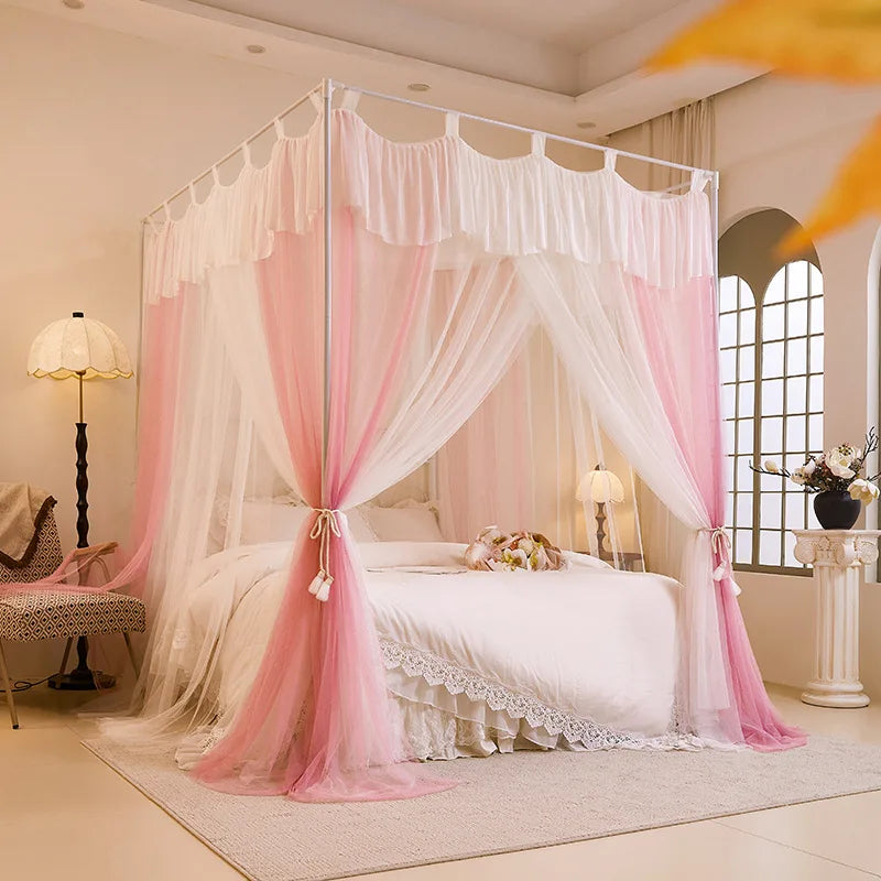 Un lit douillet et élégant avec une literie blanche et rose, entouré d'un magnifique baldaquin aux rideaux vaporeuxdans une chambre lumineuse et chaleureuse.