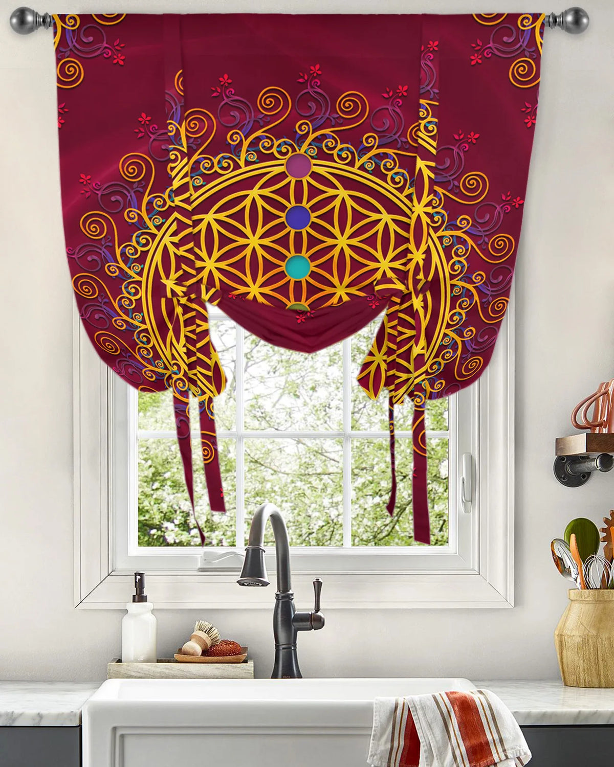 Ensemble de rideaux décoratifs pour cuisine, couleur bordeaux avec motifs géométriques jaunes et touches de couleurs vives, idéal pour ajouter une touche bohème et élégante à votre intérieur. Parfait pour habiller une fenêtre de cuisine moderne tout en apportant une ambiance chaleureuse et accueillante à votre espace. Modèle facile à installer et à entretenir, mettant en valeur la décoration de votre maison.