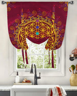 Ensemble de rideaux décoratifs pour cuisine, couleur bordeaux avec motifs géométriques jaunes et touches de couleurs vives, idéal pour ajouter une touche bohème et élégante à votre intérieur. Parfait pour habiller une fenêtre de cuisine moderne tout en apportant une ambiance chaleureuse et accueillante à votre espace. Modèle facile à installer et à entretenir, mettant en valeur la décoration de votre maison.