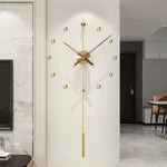 Détail du cadran et du miroir de l'horloge murale design