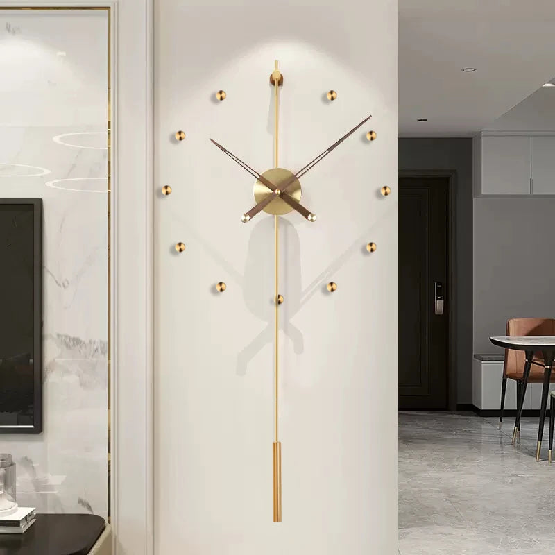 Détail du cadran et du miroir de l'horloge murale design