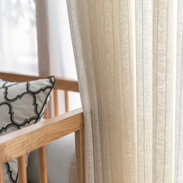 Rideau jaune transparent dans une chambre avec décoration moderne