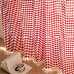 Rideau à carreaux rouges et blancs, idéal pour une décoration intérieure chaleureuse et accueillante. Parfait pour ajouter une touche rétro à votre salon ou cuisine. Élément décoratif avec motifs classiques qui s'accorde facilement à différents styles d'ameublement.