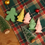 Moule en silicone pour bougies lutins de Noël, couleur vert clair, sur table avec décorations festives