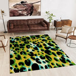Un tapis décoratif aux motifs de léopard multicolores, qui apporte une touche de style et de vivacité à cette pièce élégante.