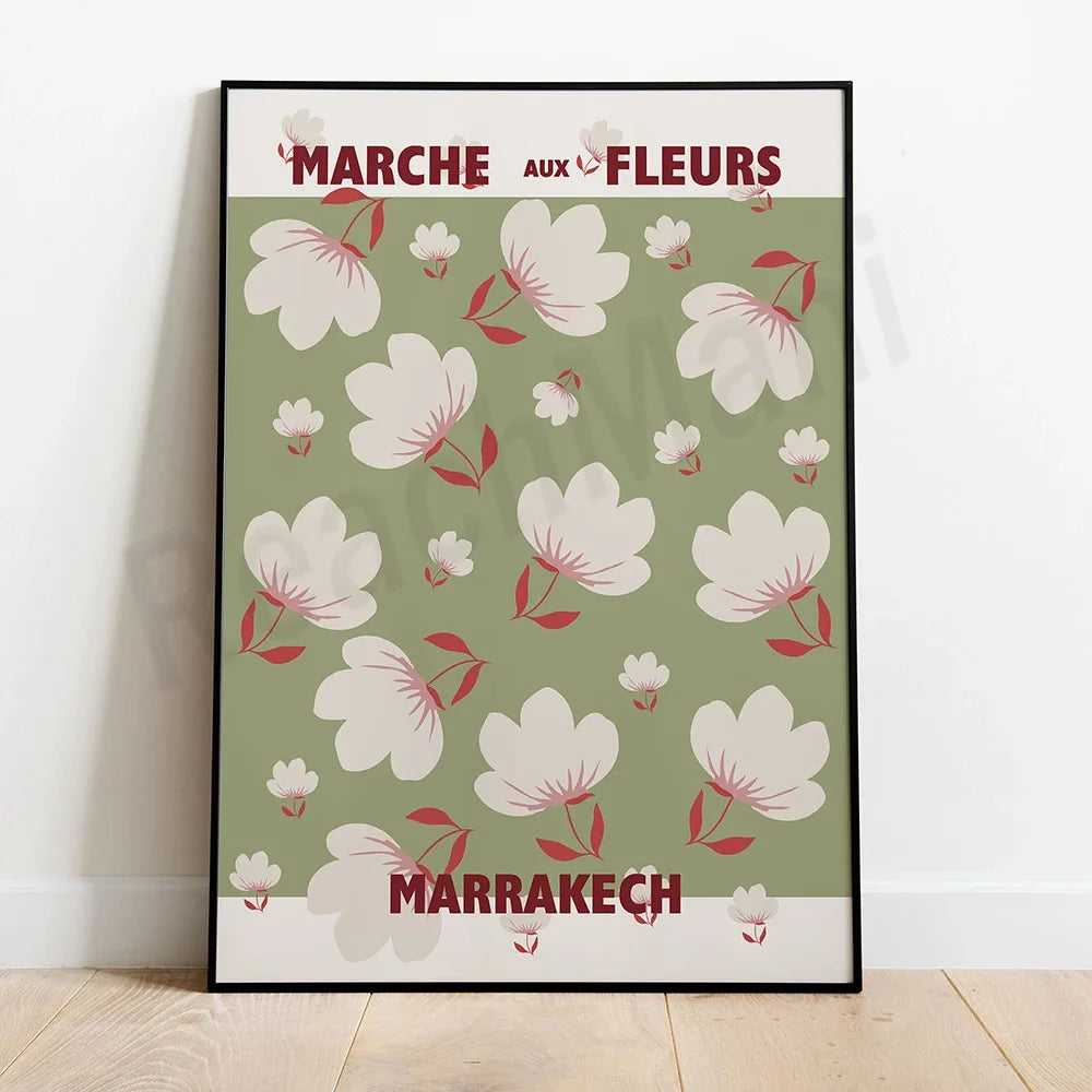Marché aux fleurs à Marrakech avec des fleurs blanches et rouges sur un fond vert.