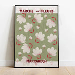 Marché aux fleurs à Marrakech avec des fleurs blanches et rouges sur un fond vert.
