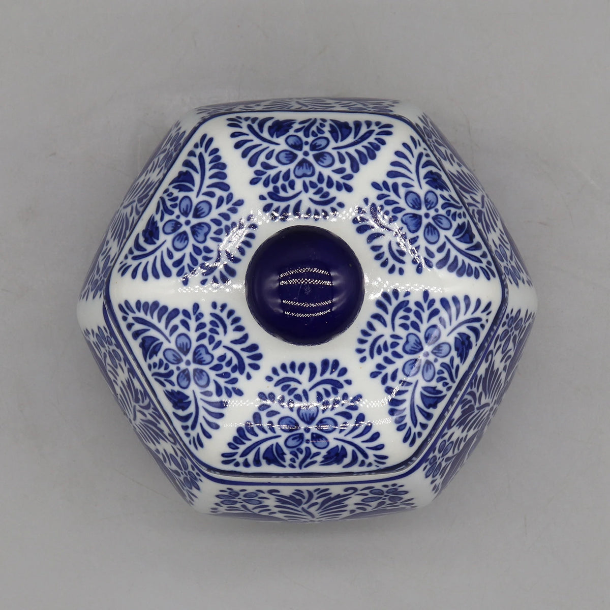 Vase de céramique blanc et bleu orné d'un motif floral abstrait élégant.
