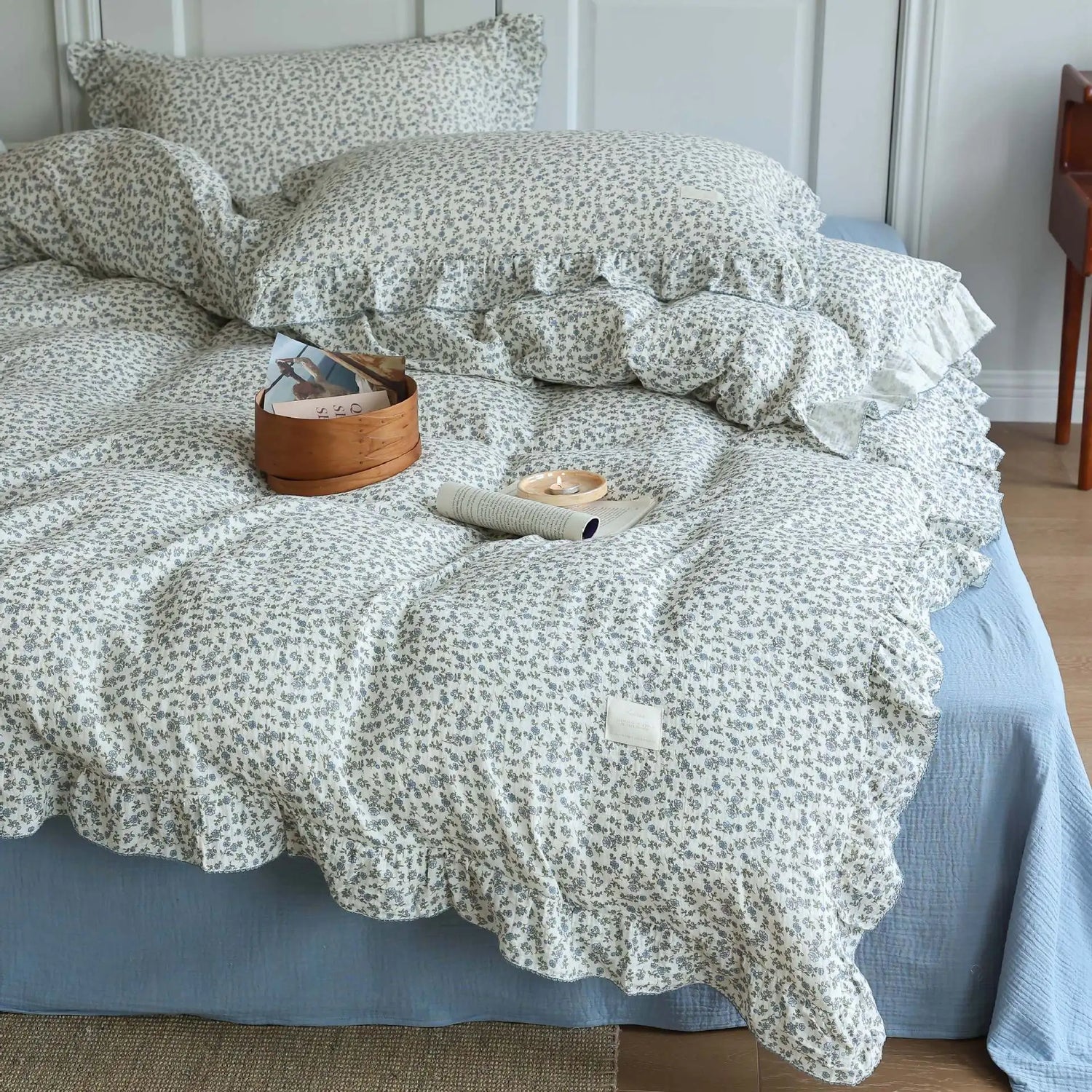 Housse de couette rose dans une chambre décorée