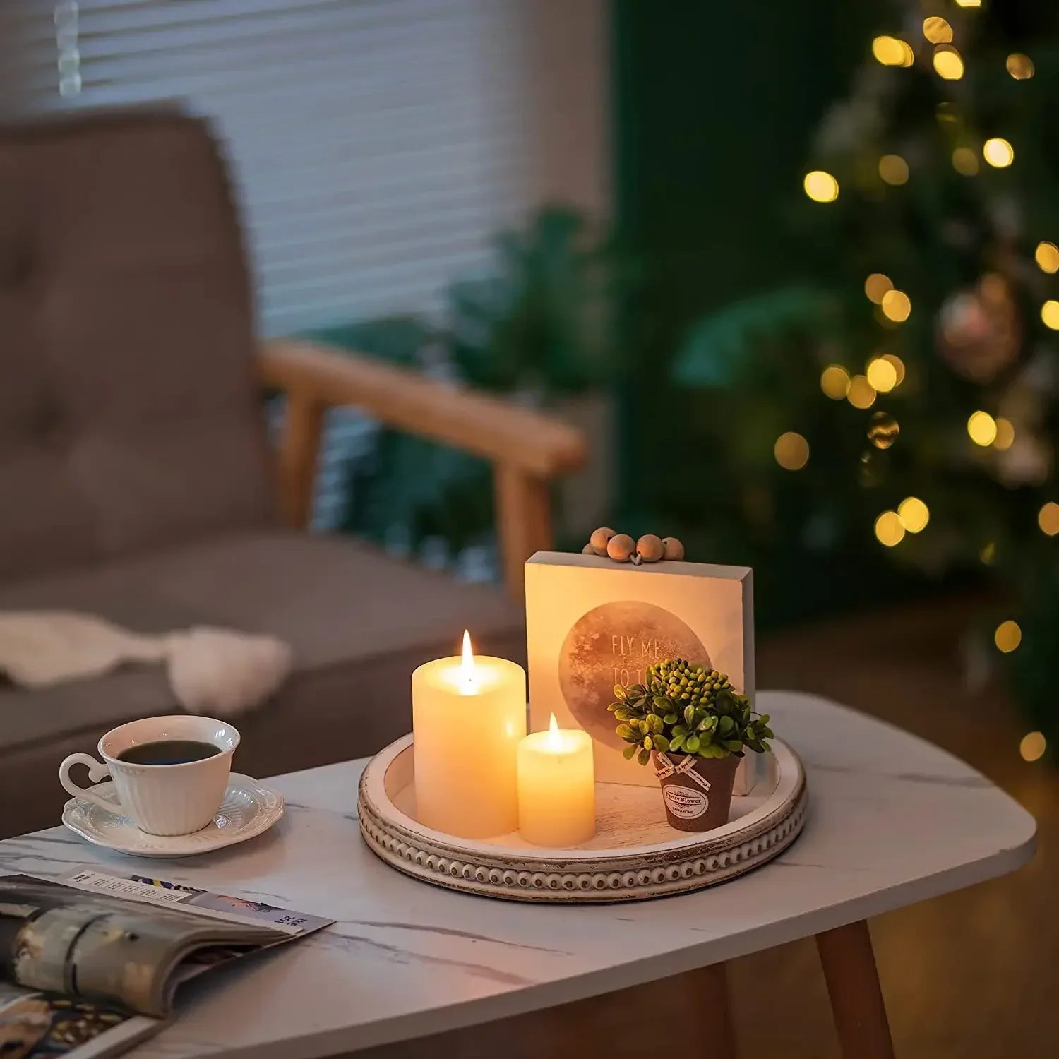 Plateau en bois rustique avec bougies et décoration