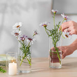 Centre de table élégant avec vase en verre et fleurs