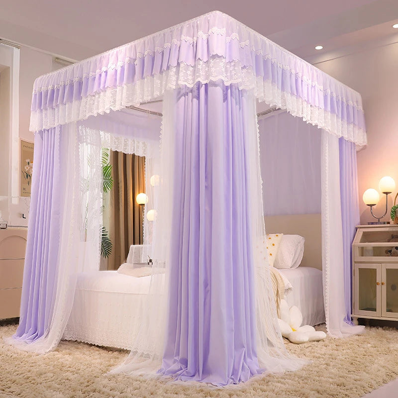 Un lit à baldaquin majestueux avec des rideaux et une parure de lit d'un blanc immaculé dans une chambre lumineuse et accueillante.