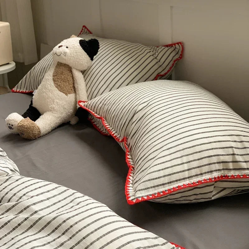 Parure de lit rayé dans une chambre élégamment décorée