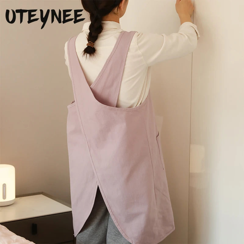 Tablier de cuisine femme en coton brodé violet porté pour la cuisine