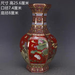 Un vase en porcelaine peint à la main avec des motifs floraux élégants sur un fond rouge vif, accompagné de mesures détaillées.