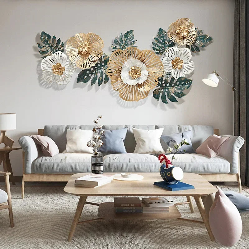Détail des motifs floraux sur la décoration murale en fer forgé