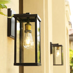 Lampe murale extérieure illuminant un jardin la nuit