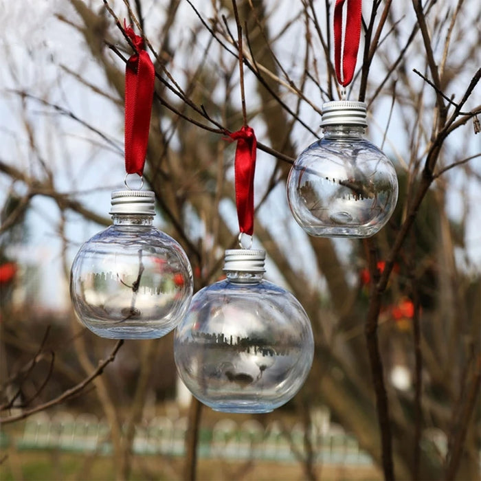 Boules de Noël transparentes avec capuchon sur un sapin décoré