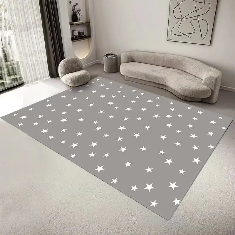 Un tapis gris décoré d'étoiles blanches dans un salon moderne et minimaliste, avec un canapé gris et des accents décoratifs.