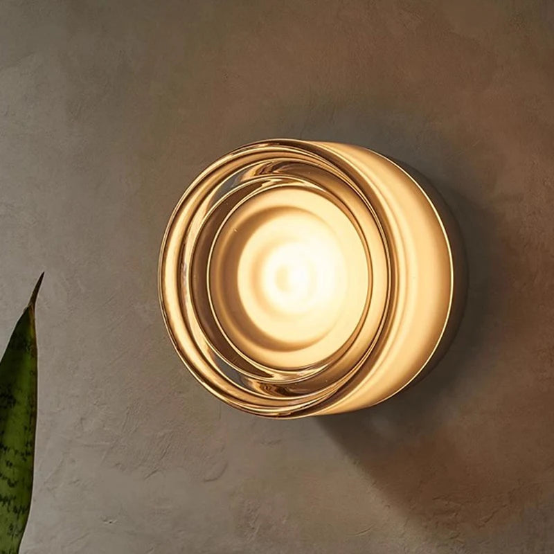 Détail du design de l'applique murale avec abat-jour en verre
