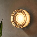 Détail du design de l'applique murale avec abat-jour en verre