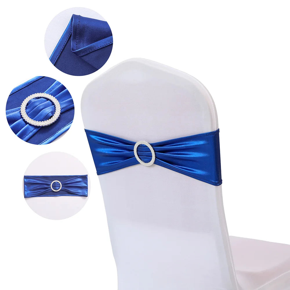 Une chaise blanche recouverte d'une ceinture bleue ornée d'un élégant anneau décoratif.