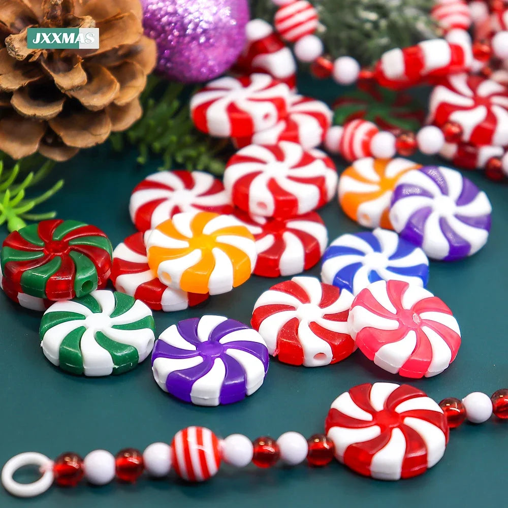 Ornements de Noël canne de bonbon rouges et blanches sur sapin