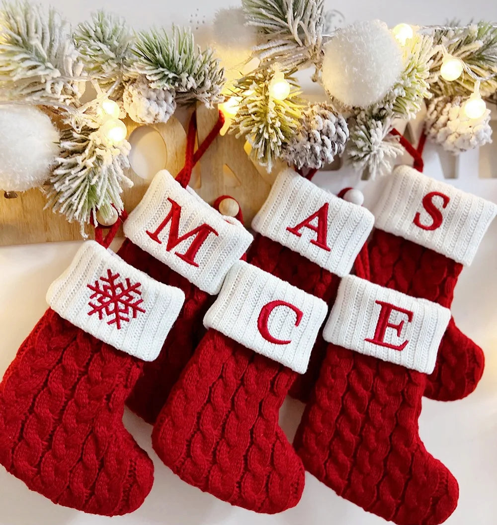 Bas de Noël décorés avec des pendentifs de lettres et flocons de neige