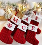 Bas de Noël décorés avec des pendentifs de lettres et flocons de neige