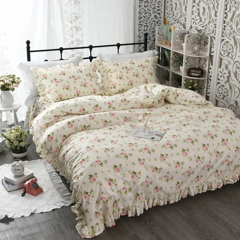 Détail de l'imprimé fleurs de jardin et des volants élégants de la housse de couette