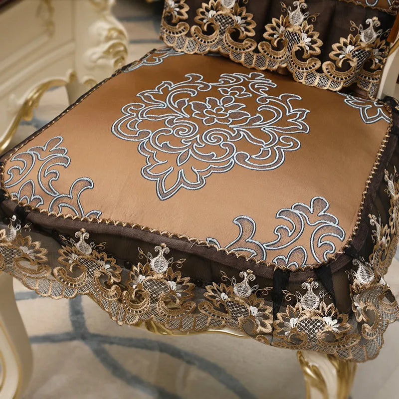 Coussin de luxe à imprimé floral élégant et orné de dentelle dorée, créant un style raffiné et luxueux.