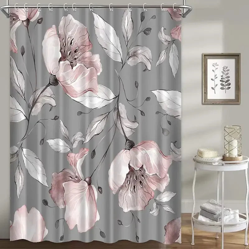 Image d'un élégant rideau de douche en tissu, couleur gris et rose avec des motifs floraux, dans une salle de bain bien éclairée. Le rideau, suspendu à une tringle en acier, couvre une installation de plomberie moderne. Cette mise en scène illustre un aménagement intérieur harmonieux, mêlant fonctionnalité et esthétisme.