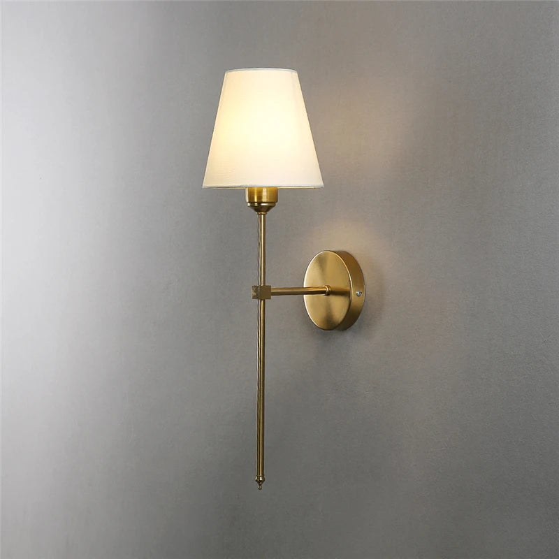 Détail de l'applique murale en fer avec abat-jour décoratif