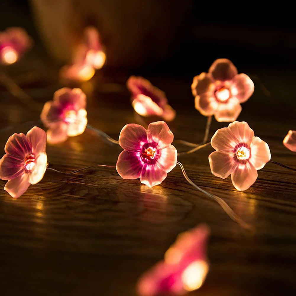 Guirlande lumineuse rose dans une chambre à coucher