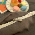 Housse de couette blanche sur lit avec coussins