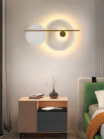 Lampe de chevet design avec abat-jour vert dans un salon contemporain